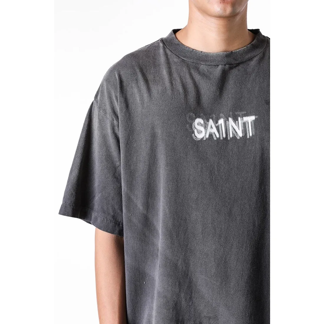 SAINT Mxxxxxx SEVEN DEADLY SS TEE/BLK Phantom SAINT Seven Deadly Sins Printed TEE Washed Black S-XL Look for cylindrical fabrics with no side seams. Don’t buy open width fabrics anymore. It’s boring. Assute garments are dyed. The whole piece is sprayed with Ma Liu. Then spray the heavy parts to fade. The collar and cuffs are frayed. Many hangings are frayed. Accessories are complete. Customized original consistent main mark/wash mark/little angel anti-counterfeiting mark.